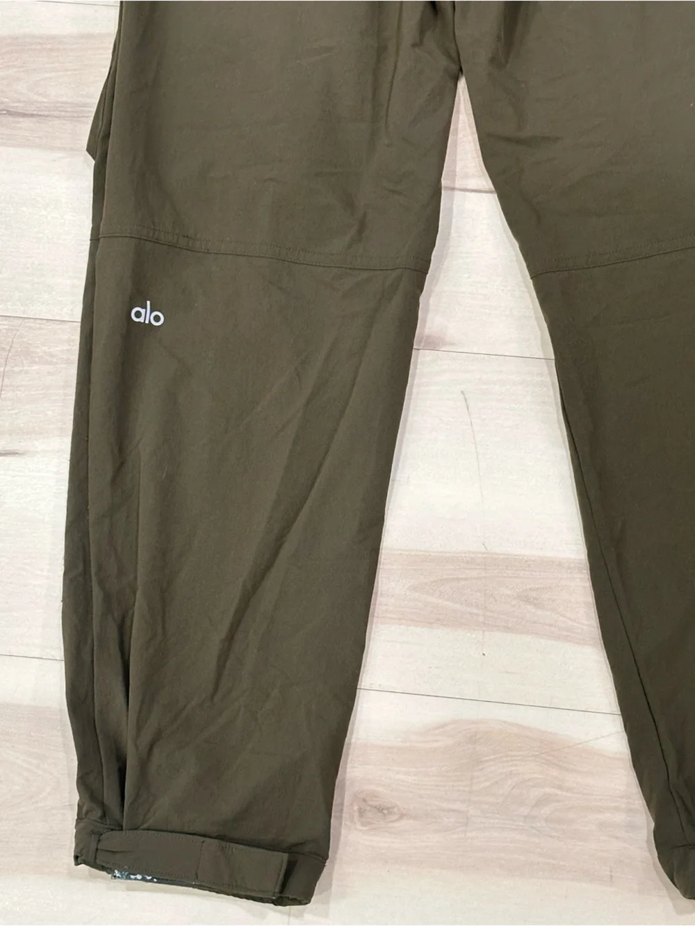 High-Waist City Wise Cargo Pants in Dark Olive by Alo Yoga size XS Casual